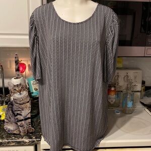 Z womens Adrianna Papell stretch short sleeve plus size top 3X. Nice